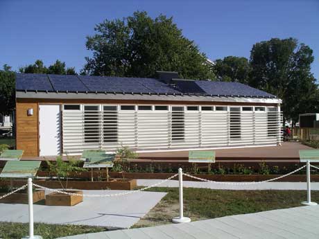 PV panels and evacuated tube systems provide electricity and hot water for Team Missouri, while whitewashed walls and blinds regulate temperature. 