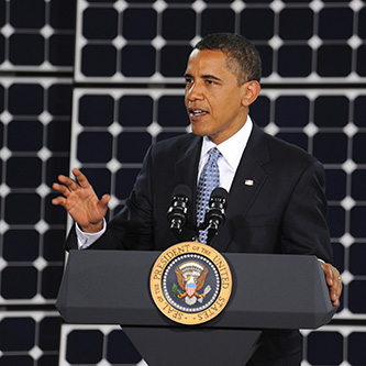 President_Barack_Obama_addressed_an_audience_of_more_than_450_people_at_the_Nellis_Solar_Power_Plant_on_May_27%2C_2009_%28wiki%29-333.jpg
